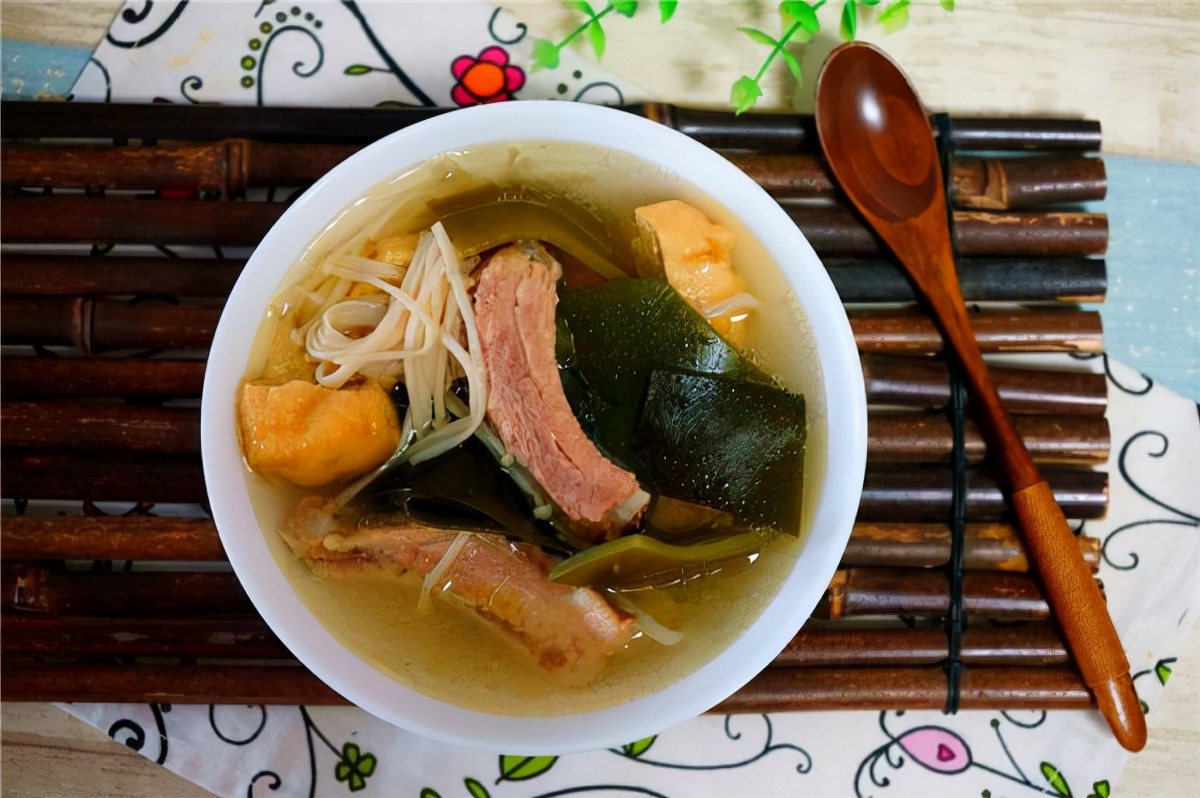 海带汤和排骨一起炖可以吗,海带排骨汤和菜能一起煮吗