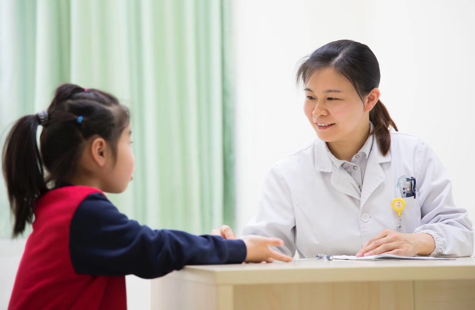 四岁多的小孩长湿疹是怎么回事,四岁儿童湿疹皮炎症状图