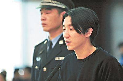 父亲是巨星，母亲是影后，却因吸毒入狱，将一手好牌打烂