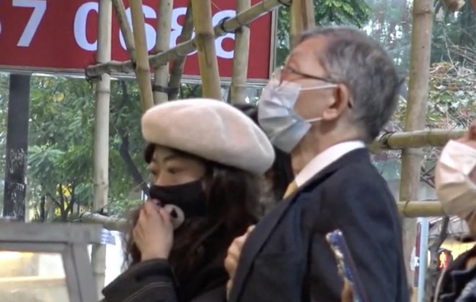 郭永淳前妻罕露脸精神尚可,仍暴瘦如柴,靠拍卖名牌赚钱筹医药费