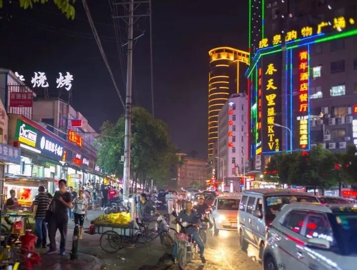 武汉步行街摆地摊,在武汉摆地摊的老乡们