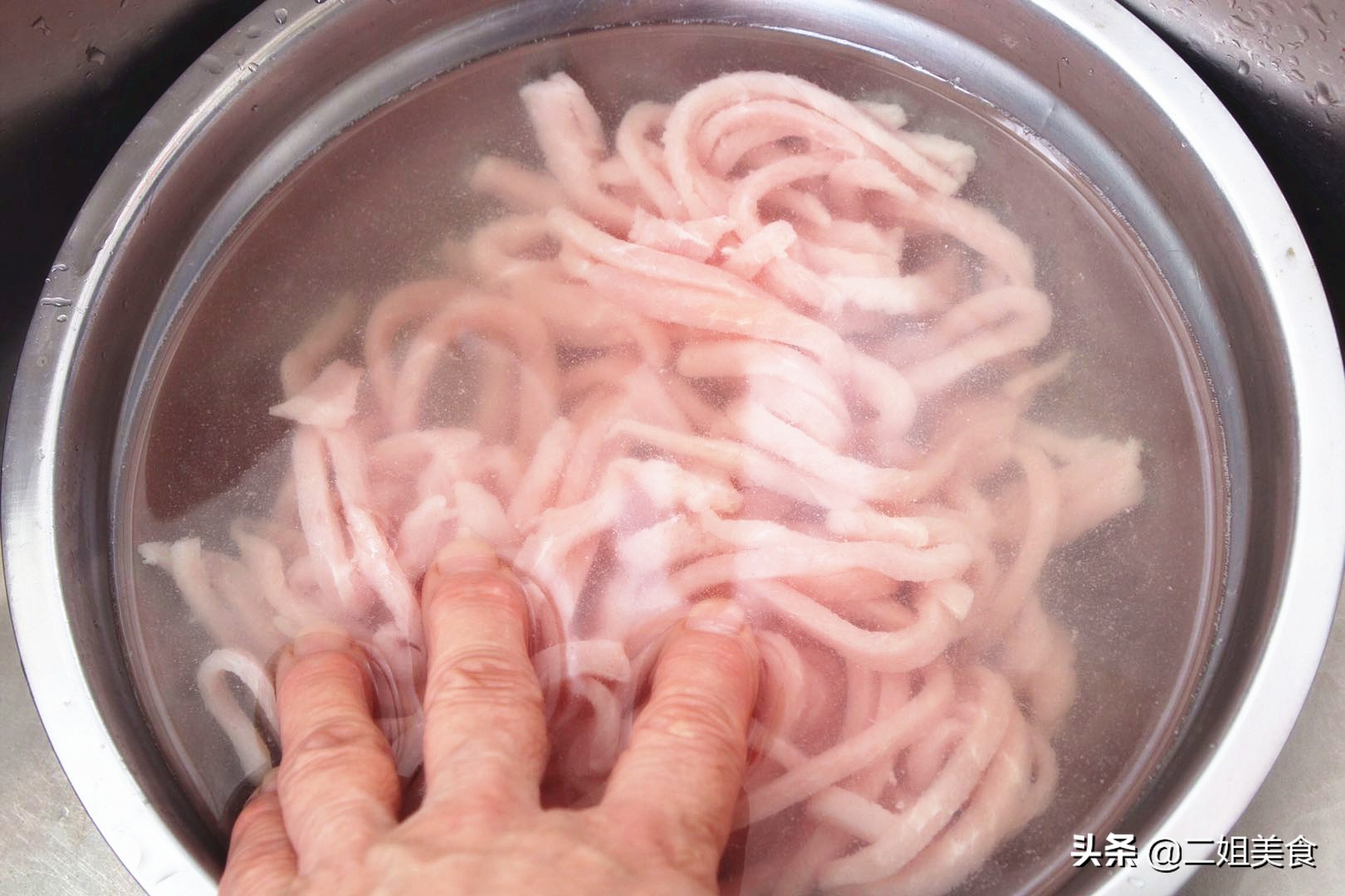 无论炒什么肉丝,都别直接下锅炒!多做这2步,肉丝嫩滑不粘锅