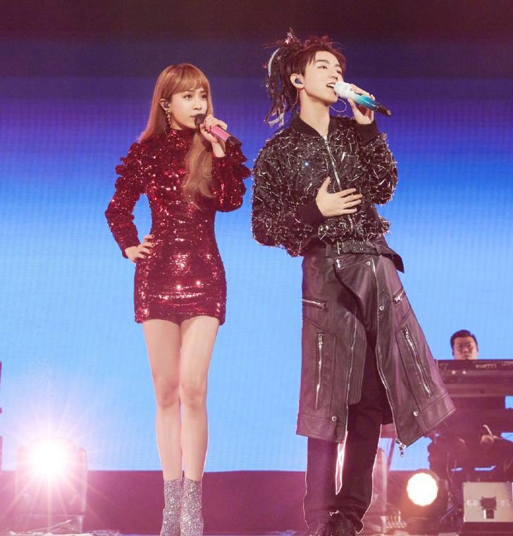 蔡依林穿白t搭短裙与粉丝合影,蔡依林未来感杂志大片