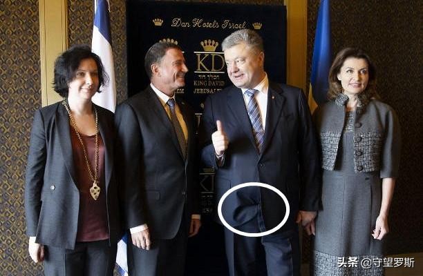 “皱巴巴的”波罗申科，这次把西服上装掖到裤子里了