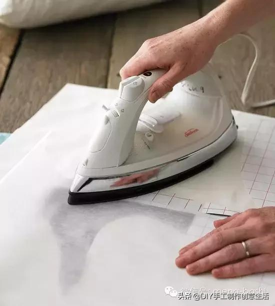 她将照片反扣在木板上之后，只做了这几步，结果大家都来效仿她