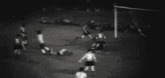 王的两面人生:球技成圣,大嘴无脑的贝利