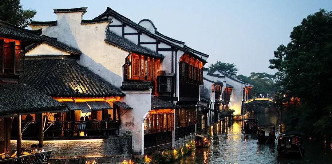 我喜欢去古镇，喜欢它那安详而宁静的气息