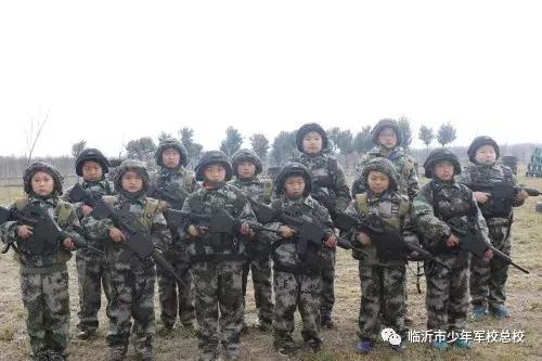 少儿军事夏令营暑假班,军事夏令营助力孩子们实现蜕变