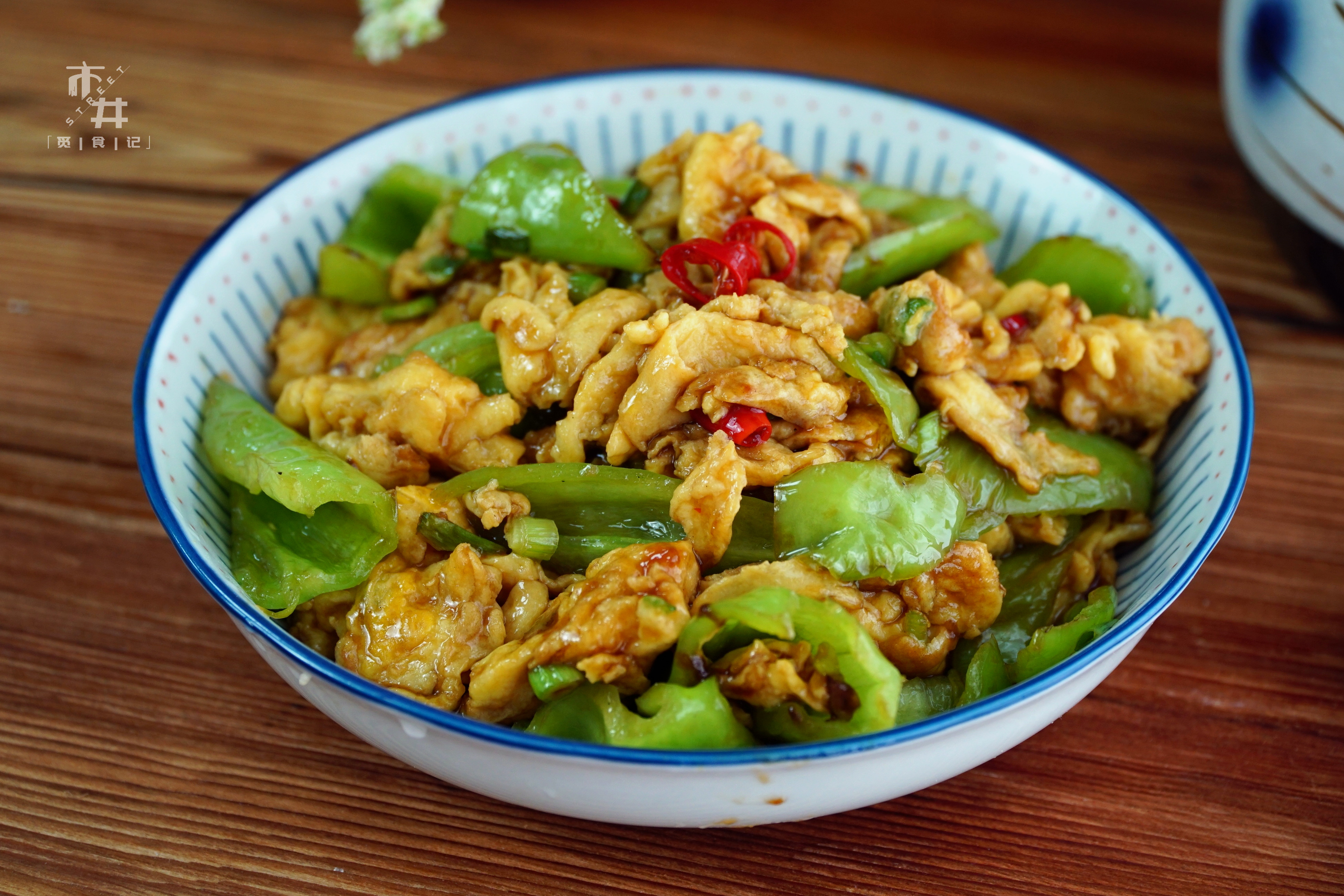 做辣椒炒鸡要不要焯水,做辣椒炒鸡蛋的过程