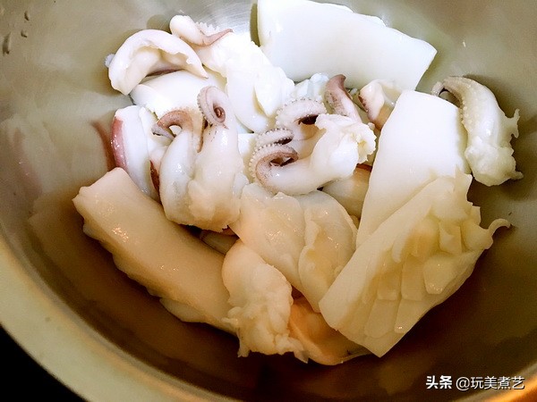 深藏不露的墨鱼，吐得你满脸污黑，抓拿归案，缤纷上桌