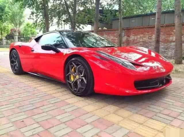 美女开法拉利行驶在北京的路上,开红色法拉利跑高速的美女