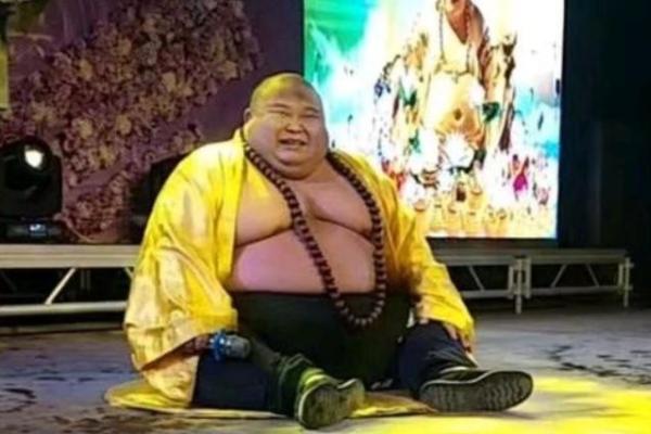 男子因酷似弥勒佛被供养,男子酷似弥勒佛走红