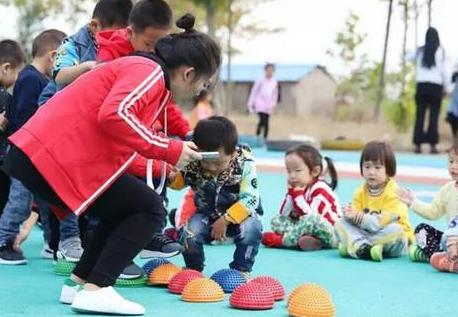 孩子被老师掐青了脸怎么办,孩子被老师掐脖子家长怎么处理