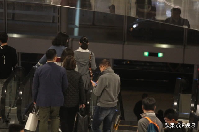 一家四口逛街陪女儿买手表71岁许绍雄忙着不停按手机