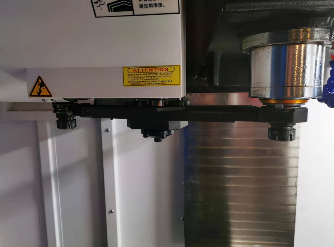 加工中心刀库刀臂位置调整,加工中心机械臂换刀点怎么设置