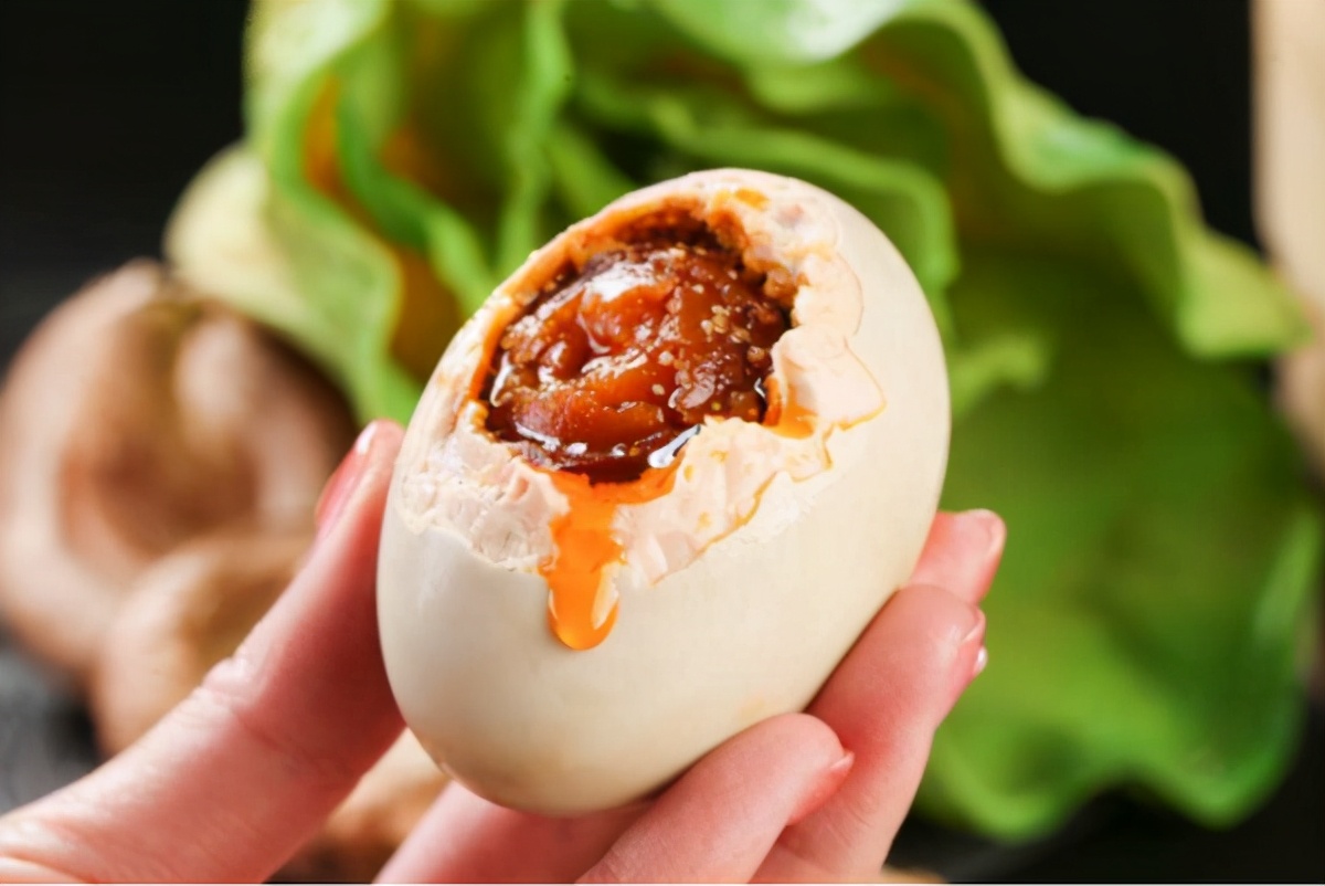 海鸭蛋为什么里面有油,海鸭蛋有造假的吗