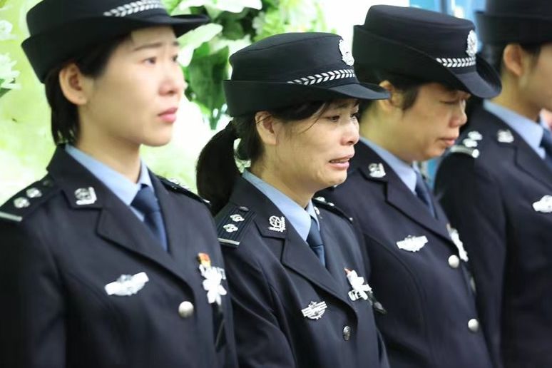 中弹牺牲的儿子,牺牲时年仅十几岁的孩子