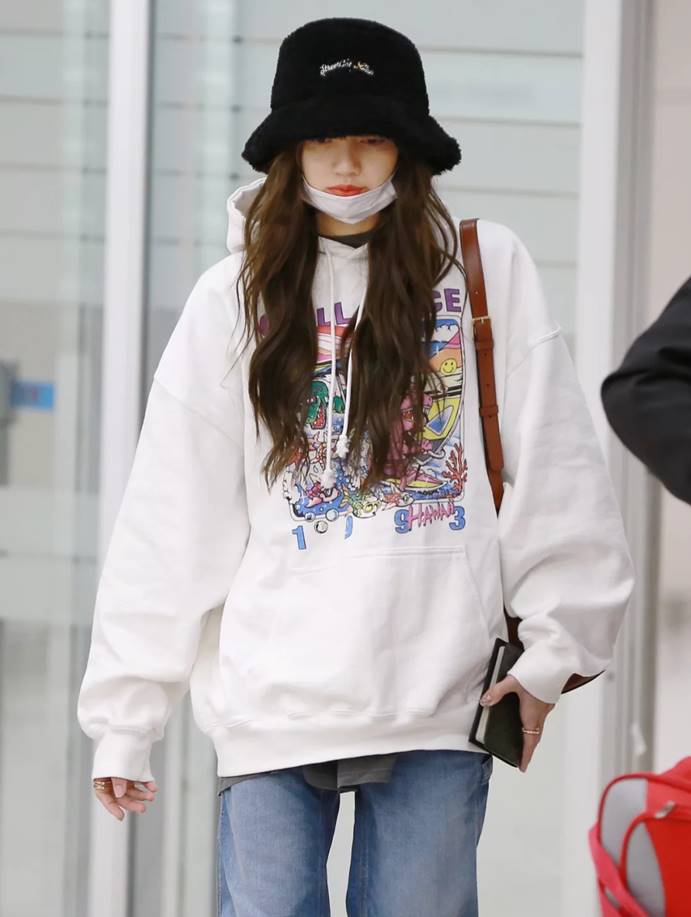 lisa穿搭牛仔裤,人间芭比lisa穿皮衣