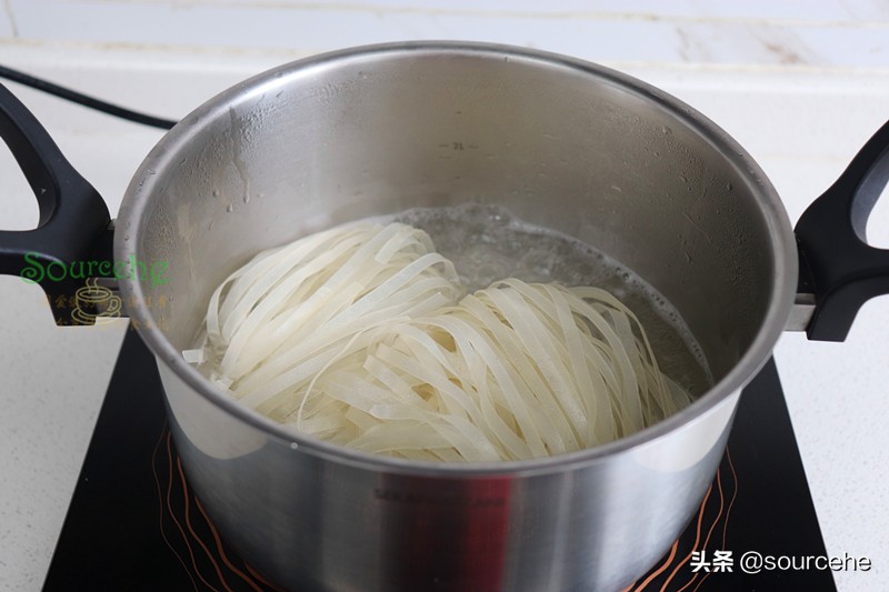 炒河粉摆摊河粉怎么炒不粘锅不碎,炒河粉微微辣