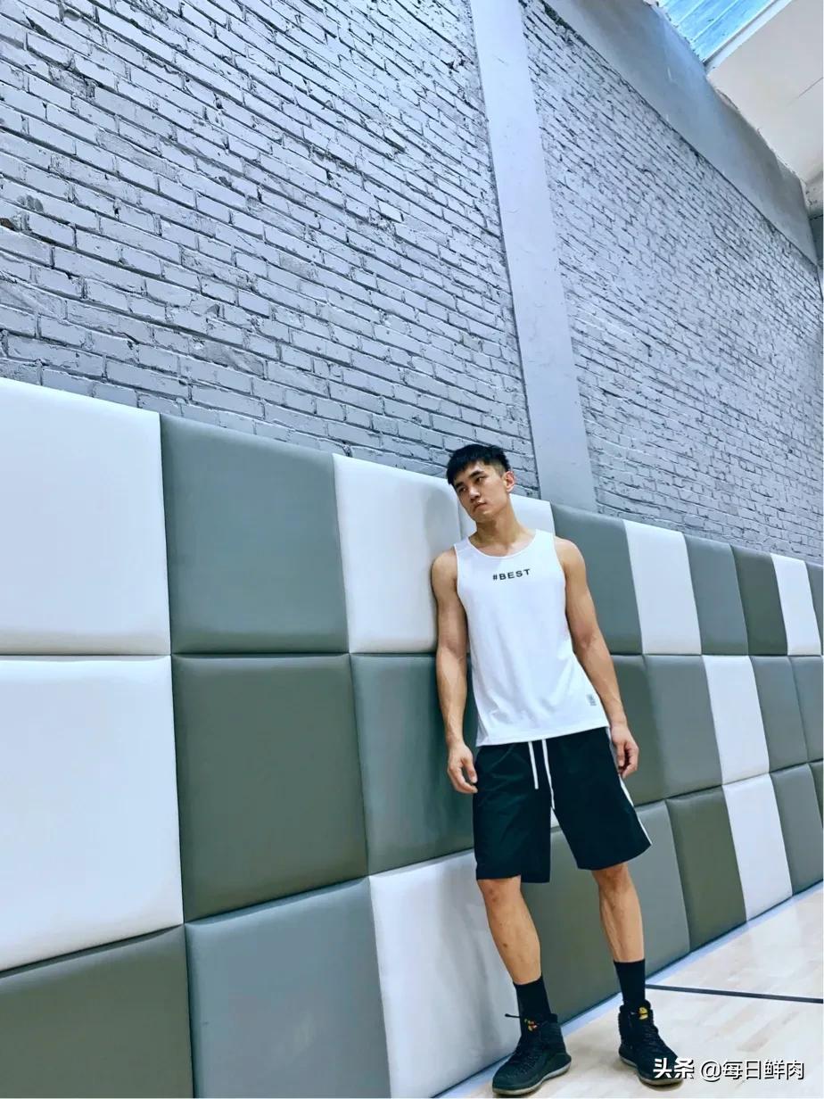 帅气知名健身教练,星健身教练