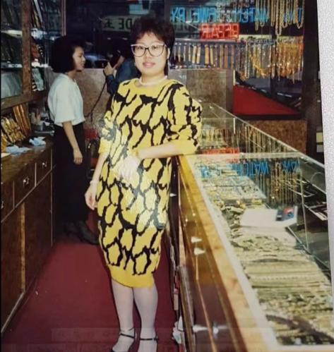 广东大妈开挂人生：靠金链称霸美国嘻哈圈，还被碧昂丝叫妈妈