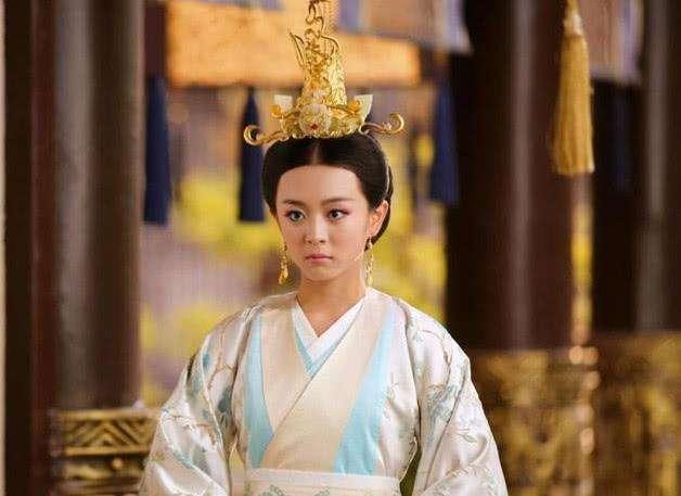 老皇帝刚驾崩,13岁太子便临幸后妈,却阴差阳错造就一千古明君