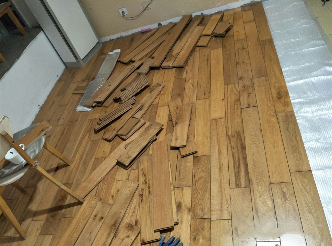 二手房子地板翻新,租房旧地板省钱改造