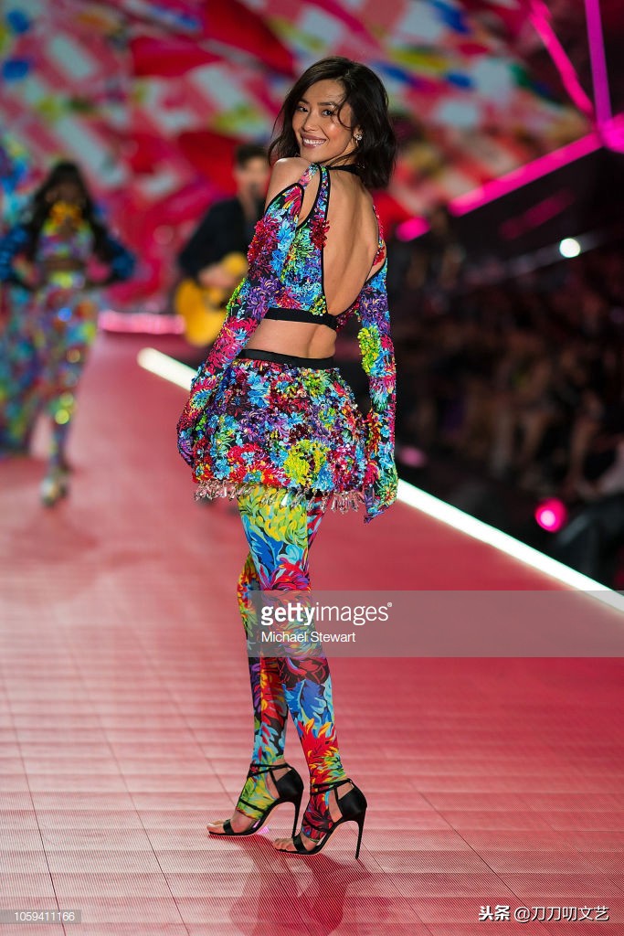 刘雯维密秀一套红蕾丝,走秀刘雯奚梦瑶维密