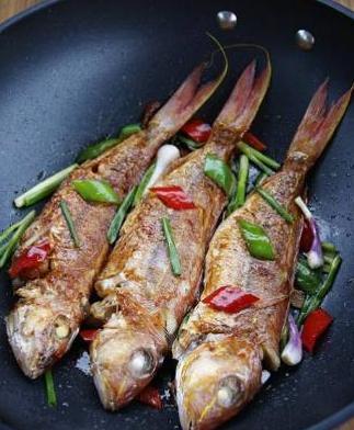 煎鱼时如何煎才不会粘锅呢,煎鱼不放油如何煎