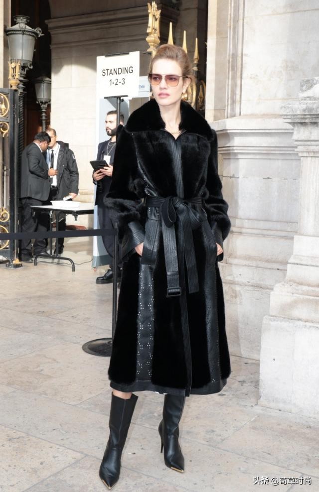 LV太子妃和老公牵手现身秀场，穿皮草富太气息浓