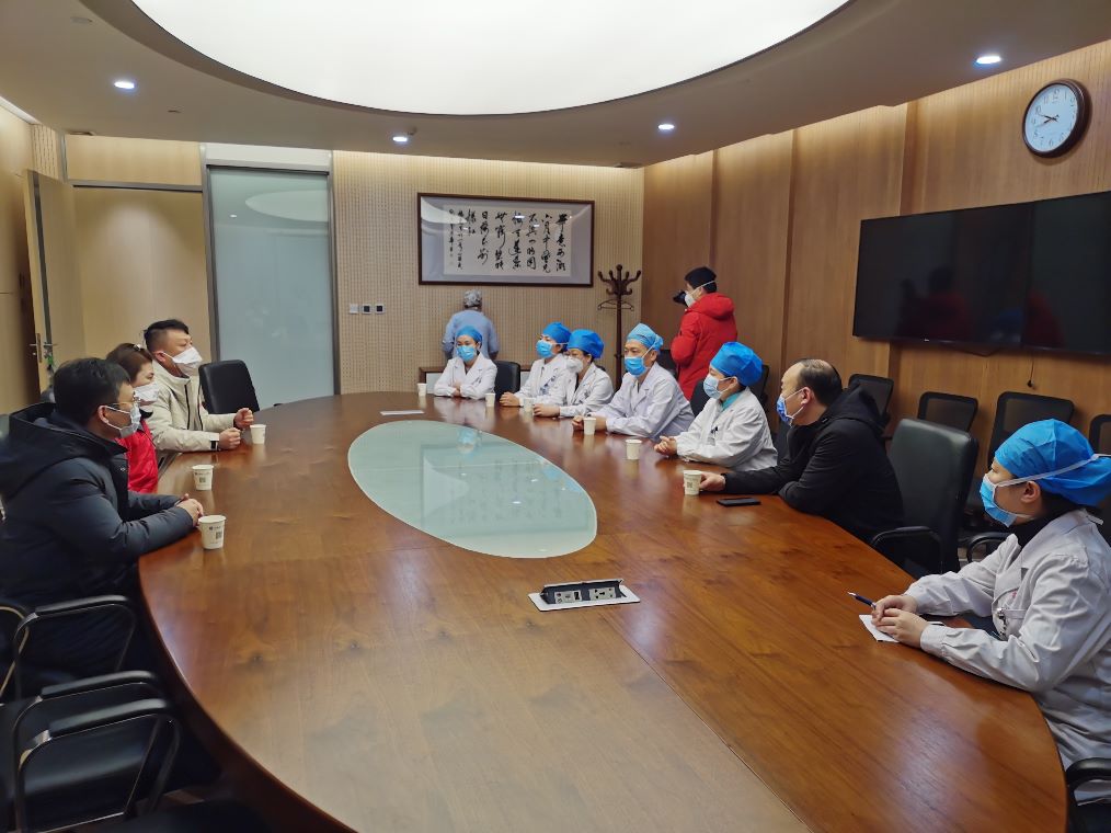 75岁老医生坚守抗疫一线,73岁大爷给抗疫一线奶奶送饭