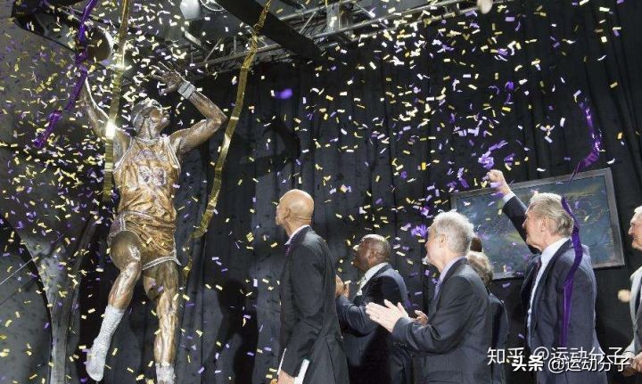 斯台普斯球馆雕像,斯台普斯中心门前的雕像