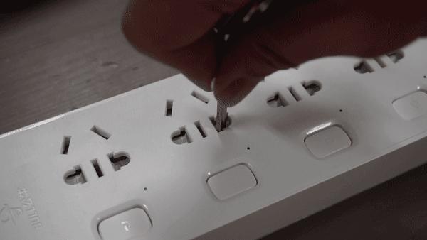 小学生一个动作吓坏全世界,孩子手被电烧黑怎么处理