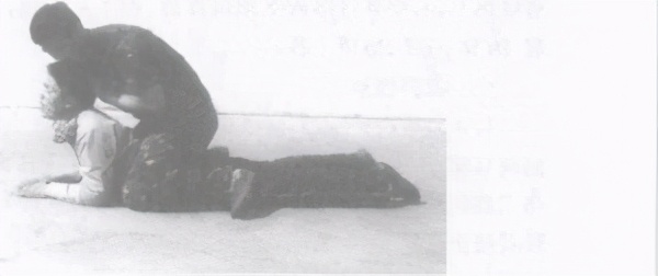 警用防暴棍和匕首警拳,警用防暴橡胶棍杀伤力