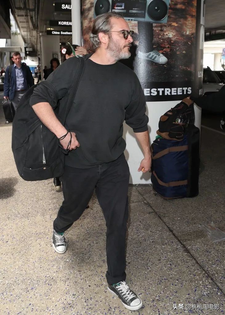 华金菲尼克斯名利场采访,华金菲尼克斯小丑西装