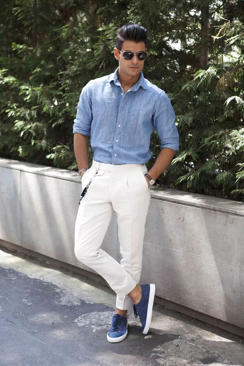 米白色裤子搭配什么颜色上衣,白色裤子怎么穿得干净