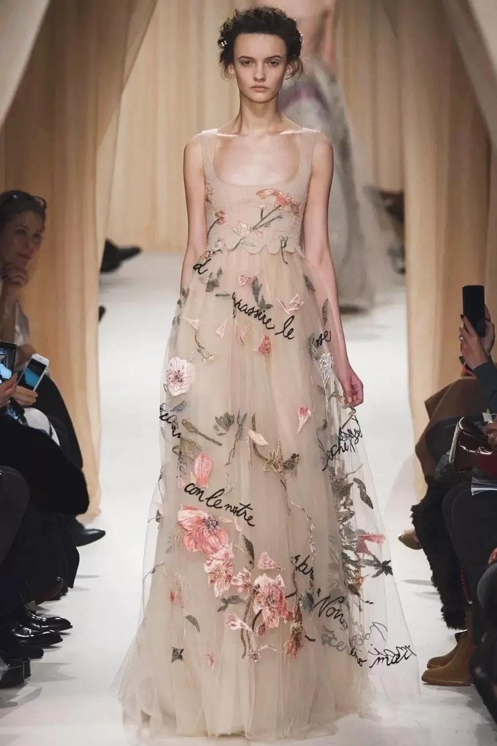 刘亦菲金裙子,刘亦菲穿一袭仙女裙现身活动