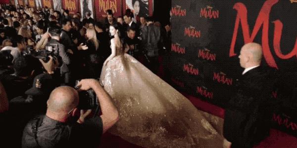 刘亦菲金裙子,刘亦菲穿一袭仙女裙现身活动