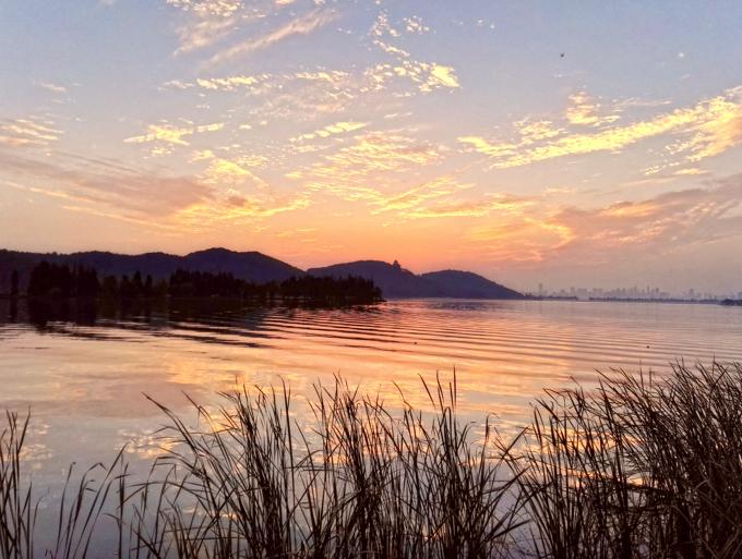 描写夕阳美景的句子20字左右,简单描写夕阳美景