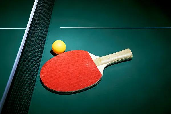 村里来了蹦迪选手,老彭打乒乓球的视频