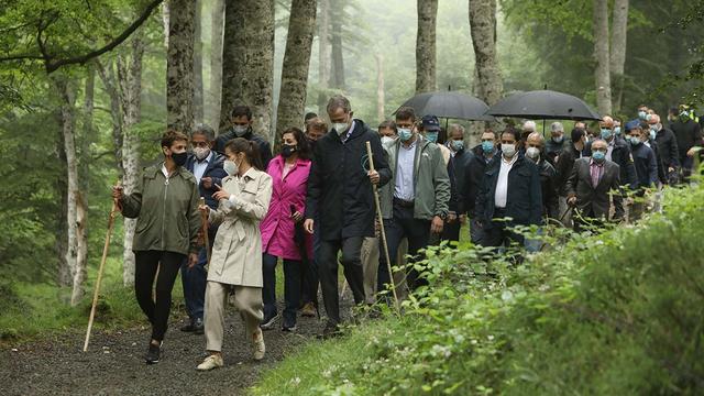 费莱夫妇重走来时路，莱后穿平底鞋健步如飞，搭配失策惨变五五分