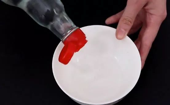 白鞋边上脏了怎么擦,白鞋边脏了别用水擦教你一招