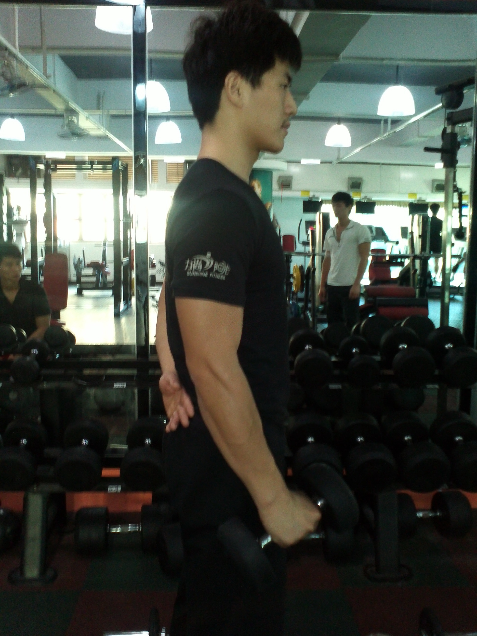 健身房抗阻力训练减脂动作讲解,健身房男人暴汗减脂训练教程