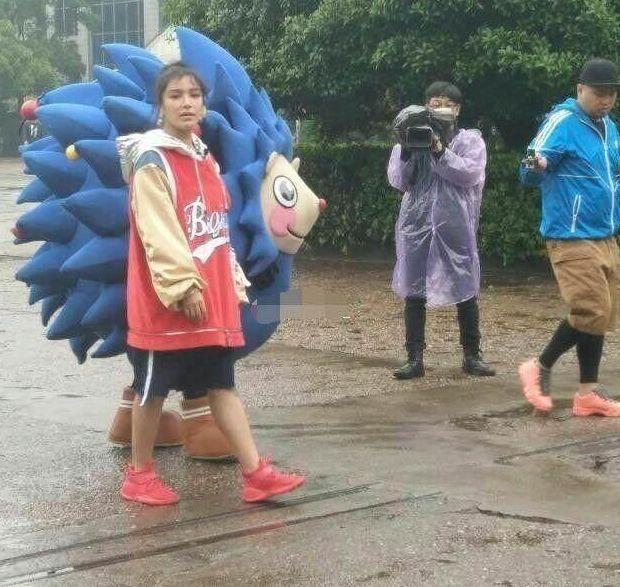 曾为超女冠军,如今却在街头和卡通人偶唱唱跳跳