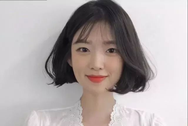 小脸发型女2020流行中短烫发发型,小脸发型女2020流行发型超短发