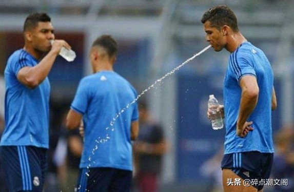 足球运动员为什么把喝的水吐掉,足球运动员喝水为什么会吐出来