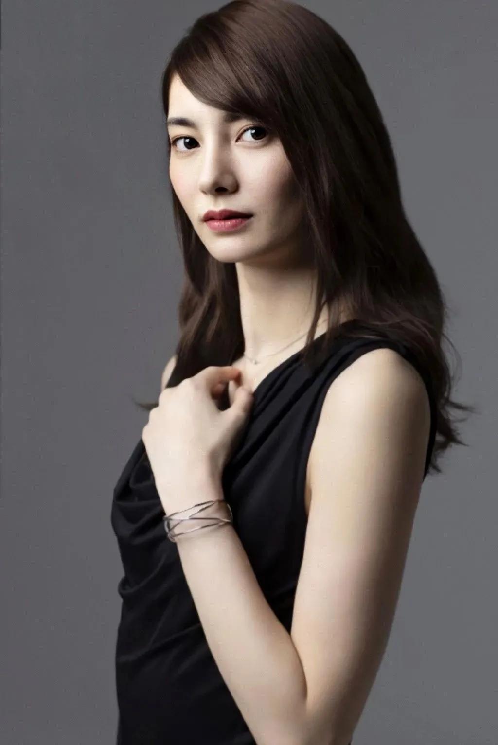 日本丰田太子妃曝光，神秘名媛撞脸奥黛丽赫本，却偏爱“好嫁风”