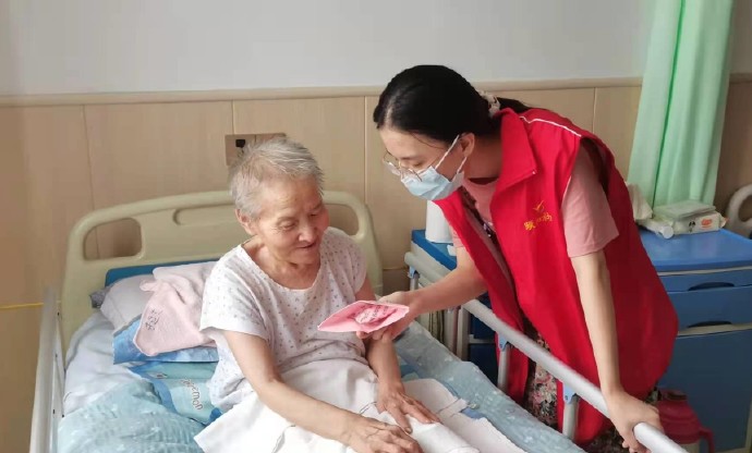 「颐和资讯」小小折纸,满满祝福——颐和社工折纸为长者送祝福