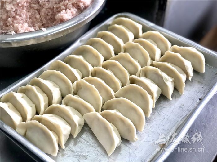 沙富生煎锅贴大王排长队也要吃的锅贴米道好