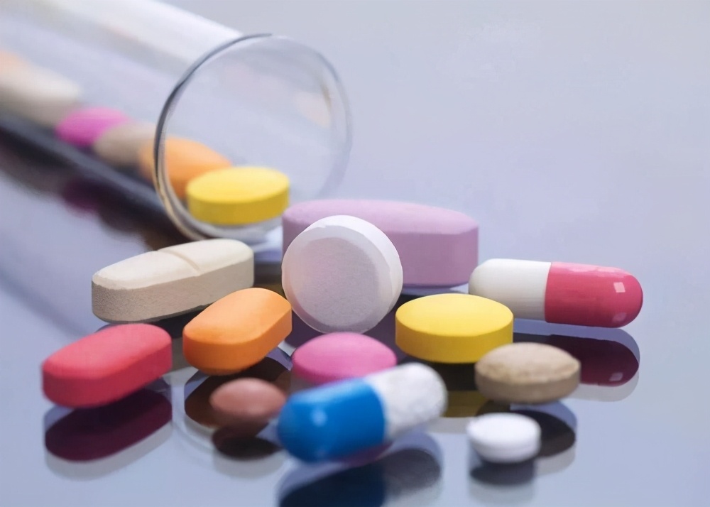 阵发性心动过速可出现呼吸困难，心绞痛，心率过快患者需改善体质